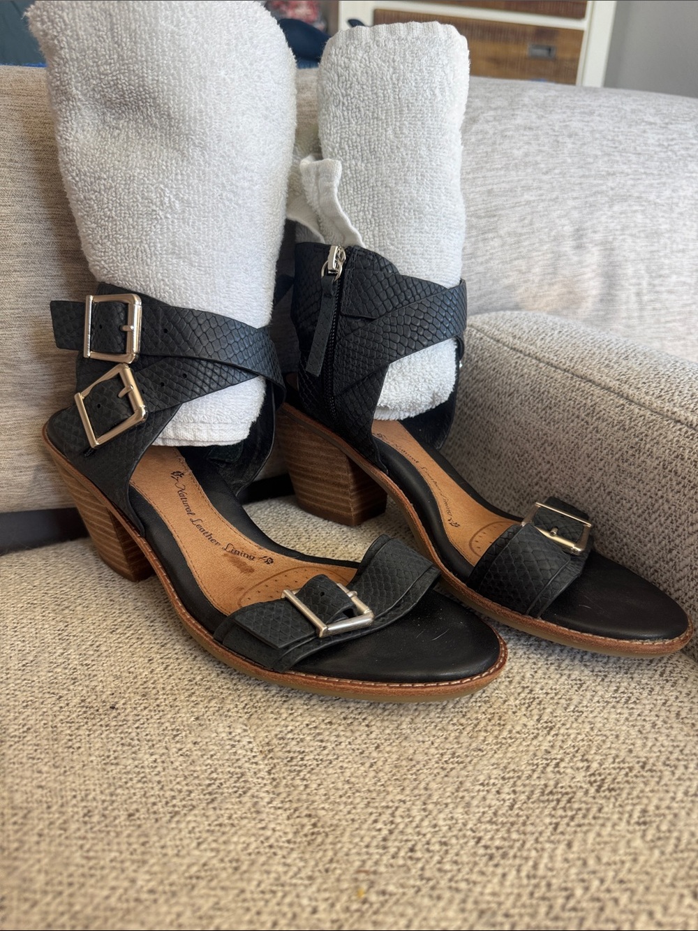 Söfft Marlyn Black Textured Leather Strappy Buckle Sandals - Size 9